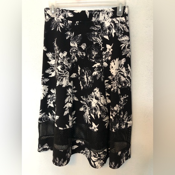 Black and white elegant skirt. Brand: Faith and Joy Size: S - Picture 2 of 4